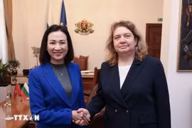La présidente de l’Assemblée nationale de Bulgarie, Nataliya Kiselova (à droite) serre la main de l’ambassadrice du Vietnam, Nguyên Thi Minh Nguyêt. Photo : VNA