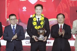 Le milieu de terrain Hoàng Duc avec le Ballon d’Or du Vietnam, qu’il a remporté pour la troisième fois lors de la cérémonie à Hô Chi Minh-Ville, le 16 décembre 2025.