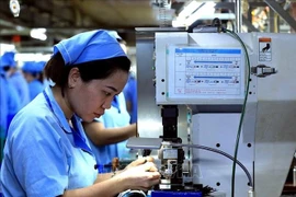 Ligne de production de fils semi-conducteurs dans une usine implantée dans la zone industrielle Bo Trai Sông Dà, dans l’ancienne province de Hoa Binh. Photo : VNA 