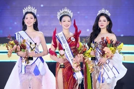Nguyên Phuong Linh (au centre), originaire de Hanoi, a été couronnée Miss Tourisme Vietnam 2026. Photo : organisateurs