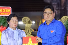 Ngô Minh Hai, secrétaire de l'Union de la jeunesse communiste Hô Chi Minh de la ville, président de l'Union de la jeunesse vietnamienne de Hô Chi Minh-Ville, remet des portraits aux familles des soldats tombés au combat. Photo : muctim.tuoitre.vn