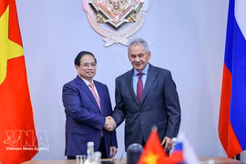 Le Premier ministre vietnamien Pham Minh Chinh (à gauche) et le secrétaire du Conseil de sécurité de la Fédération de Russie, Sergueï Choïgou, se serrent la main, à Moscou, le 24 mars. Photo : VNA