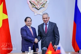 Le Premier ministre vietnamien Pham Minh Chinh (à gauche) et le secrétaire du Conseil de sécurité de la Fédération de Russie, Sergueï Choïgou, se serrent la main, à Moscou, le 24 mars. Photo : VNA