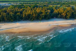 La plage de la commune de Hô Tràm à Hô Chi Minh-Ville est appréciée pour sa beauté sauvage, son sable blanc et fin et son eau bleue claire. Photo: VNP