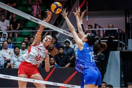 Les joueuses polonaises (en maillot blanc) ont démontré leur supériorité en s’imposant 3-1 face à leurs adversaires vietnamiennes après avoir perdu le premier set. Photo : FIVB