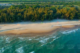 La plage de la commune de Hô Tràm à Hô Chi Minh-Ville est appréciée pour sa beauté sauvage, son sable blanc et fin et son eau bleue claire. Photo: VNP