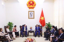 Le vice-Premier ministre Trân Hông Hà (à droite, au centre) et l’ambassadeur des États-Unis au Vietnam, Marc Knapper, à Hanoi, le 9 juillet. Photo : VNA