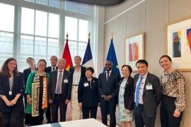 Le ministre délégué auprès du ministre de l’Europe et des Affaires étrangères, chargé de la Francophonie et des Partenariats internationaux, Thani Mohamed-Soilihi (4e à partir de la droite) et la vice-présidente de l’Assemblée nationale du Vietnam, Nguyên Thi Thanh (5e à partir de la droite). Photo: VNA
