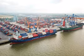 Le transport portuaire et maritime reste le pilier essentiel des activités commerciales de VIMC. Photo : VietnamPlus