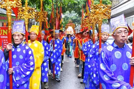 La procession du palanquin avant les compétitions de lutte traditionnelle à Mai Dông. Photo: tapchinongthonmoi.vn