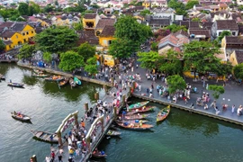 Hôi An, joyau du Centre du Vietnam inscrit à l'UNESCO, est célèbre pour sa vieille ville piétonne aux façades jaunes, ses lanternes colorées, son pont japonais et ses tailleurs sur-mesure. Photo : zingnews.vn