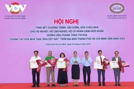 Mise à l'honneur des particuliers et collectifs ayant contribué activement à l'élimination des logements insalubres à Hô Chi Minh-Ville en 2025. Photo: VOV