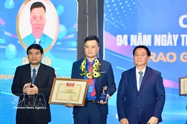 Depuis sa création il y a 21 ans, ce prix a récompensé plus de 2.000 cadres des unions de la jeunesse de tous les échelons. Photo: VNA