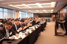 Le vice-Premier ministre permanent Nguyên Hoa Binh s’adresse à une table ronde d’affaires consacrée à l’attraction de capitaux et à la promotion des investissements au Centre financier international du Vietnam (VIFC), le 23 mars. Photo : VNA