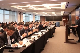 Le vice-Premier ministre permanent Nguyên Hoa Binh s’adresse à une table ronde d’affaires consacrée à l’attraction de capitaux et à la promotion des investissements au Centre financier international du Vietnam (VIFC), le 23 mars. Photo : VNA