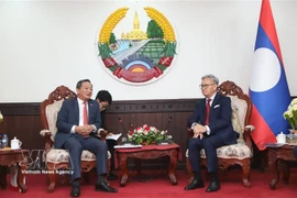 Le vice-Premier ministre et ministre des Affaires étrangères, Thongsavanh Phomvihane (à droite) recevant l’ambassadeur du Vietnam au Laos, Nguyên Minh Tâm. Photo : VNA