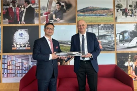L’ambassadeur du Vietnam en France, Trinh Duc Hai (à gauche) et Diego Diaz, président de SNCF International, filiale de la Société nationale des chemins de fer français (SNCF), à Paris, le 23 mars. Photo difusée par la VNA