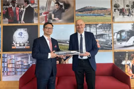 L’ambassadeur du Vietnam en France, Trinh Duc Hai (à gauche) et Diego Diaz, président de SNCF International, filiale de la Société nationale des chemins de fer français (SNCF), à Paris, le 23 mars. Photo difusée par la VNA