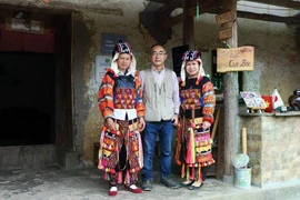 Yasushi Ogura (centre) pose devant le premier café de Lô Lô Chai. Photo : Zingnews