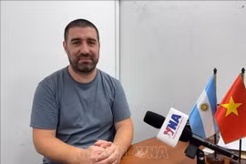 Le journaliste argentin Gastón Fiorda, de la Radio nationale argentine. Photo : VNA