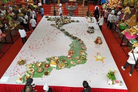 Des plats vietnamiens sont alignés en forme de Vietnam lors de la commémoration du prince Lang Liêu - le septième roi Hùng - le 7 mai dans la ville de Viêt Tri, province de Phu Tho. Photo: gracieuseté des organisateurs