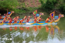 La course de pirogues d’An Chau 2025. Photo: VNA