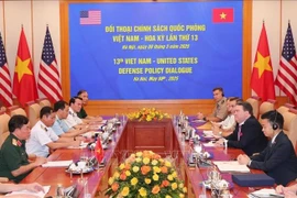 Le vice-ministre vietnamien de la Défense Hoàng Xuân Chiên (à gauche) et le secrétaire adjoint américain à la Défense, John Noh (à droite), lors du 13e dialogue sur la politique de défense entre le Vietnam et les États-Unis. Photo : VNA