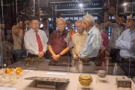 Visiteurs à l'’exposition «Héritage doré – Convergence de la quintessence». Photo: baophapluat.vn