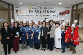 Les équipes en lice au 15e Concours de cuisine multiculturelle de Yongsan. Photo : thanhnien.vn