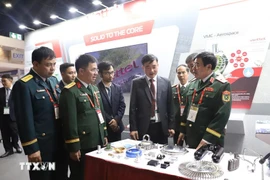 Le général de brigade Nguyên Ba Luc (à droite), chef d'état-major adjoint de l'Armée populaire du Vietnam, visite le stand de Viettel Manufacturing salon Défence & Sécurité 2025 en Thaïlande. Photo : VNA