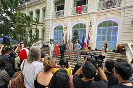 Des consules et consuls généraux de France, d'Allemagne, de Hongrie, d'Italie et des Pays-Bas inaugurent le premier marché caritatif européen de Noël, le 25 novembre 2023. Photo : VNA