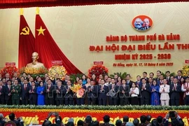 Le Comité du Parti de la ville de Dà Nang pour le mandat 2025-2030 fait ses débuts lors du premier Congrès du Parti de la ville. Photo : VNA