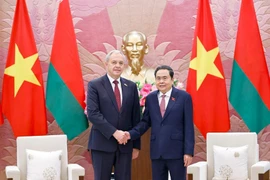Le président de l’Assemblée nationale, Trân Thanh Mân (à droite), serre la main d’Igor Sergeenko, président de la Chambre des représentants de l’Assemblée nationale de Biélorussie, lors de leur rencontre à Hanoi, le 1er septembre 2025. Photo : VNA