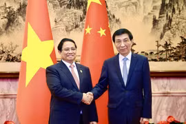 Le Premier ministre Pham Minh Chinh (à gauche) et le président du Comité national de la Conférence consultative politique du peuple chinois, Wang Huning, à Tianjin, le 1er septembre. Photo : VNA