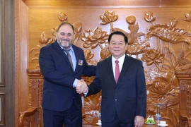 Le président de la Commission de la sensibilisation, de l'éducation et de la mobilisation des masses du Comité central du PCV, Nguyên Trong Nghia (à droite) et le membre du Politburo, secrétaire central chargé de l'organisation et de la politique du personnel du Parti communiste d'Uruguay (PCU), Guillermo Rehermann Armesto. Photo : VNA