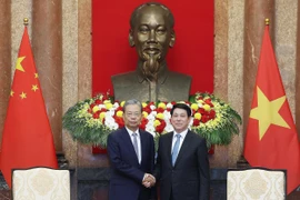 Le président Luong Cuong (à droite) serre la main du président de l’Assemblée populaire nationale de Chine, Zhao Leji, à Hanoi, le 1er septembre. Photo : VNA