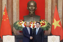 Le président Luong Cuong (à droite) serre la main du président de l’Assemblée populaire nationale de Chine, Zhao Leji, à Hanoi, le 1er septembre. Photo : VNA