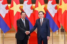Le président de l’Assemblée nationale du Vietnam, Trân Thanh Mân (à droite) serre la main du président du Parti du peuple cambodgien (PPC) et président du Sénat du Cambodge, Hun Sen, à Hanoi, le 1er septembre. Photo : VNA