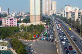 Des files de voitures sur la route pendant le Têt du Serpent 2025, à Hanoi. Photo; VNA