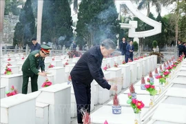 Le secrétaire général Tô Lâm rend hommage aux héros morts pour la Patrie, au cimetière national des martyrs de Vi Xuyên, à Hà Giang, le 5 février. Photo: VNA