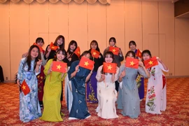 Des étudiantes de vietnamiens de l'Université d'Osaka au programme « Journée culturelle du Vietnam au Japon ». Photo: VNA