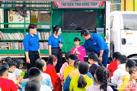 La bibliothèque itinérante sur le thème "Voyage pour connecter le tourisme vert" à l'école primaire My Trà, dans la ville de Cao Lanh, province de Dông Thap. Photo : nhandan.vn