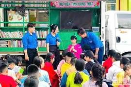 La bibliothèque itinérante sur le thème "Voyage pour connecter le tourisme vert" à l'école primaire My Trà, dans la ville de Cao Lanh, province de Dông Thap. Photo : nhandan.vn