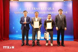 Remise de l’annonce du résultat de l’identification ADN des restes d’un martyr à son proche. Photo : VNA