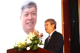 Hô Quang Buu, vice-président du Comité populaire de Dà Nang, prononce un discours de bienvenue au Forum économique Suisse-Vietnam 2025. Photo : baodanang.vn