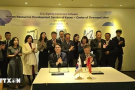 Le vice-ministre vietnamien de l’Intérieur, Vu Chiên Thang, supervise la signature de l’accord entre HRD Korea et COLAB. Photo : VNA