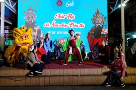 L'artiste Kiêu My et de jeunes artistes du Théâtre de hát bội de Hô Chi Minh-Ville interprètent la pièce « Fête de la maison communale du village». Photo : ttbc-hcm.gov.vn
