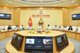 Vue de l’entretien téphonique entre le vice-ministre vietnamien de l’Industrie et du Commerce, Nguyên Sinh Nhât Tân et le représentant adjoint au commerce des États-Unis, Bryan R. Switzer. Photo : moit.gov.vn 