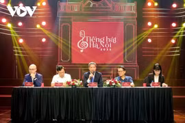 Le journaliste Nguyen Kim Khiem, directeur général et rédacteur en chef de la Radio et Télévision de Hanoï, président du comité d’organisation du concours, présente les nouveautés de “La Voix de Hanoï 2025”.