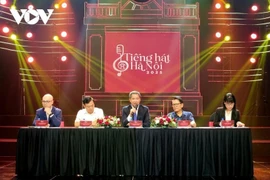 Le journaliste Nguyen Kim Khiem, directeur général et rédacteur en chef de la Radio et Télévision de Hanoï, président du comité d’organisation du concours, présente les nouveautés de “La Voix de Hanoï 2025”.